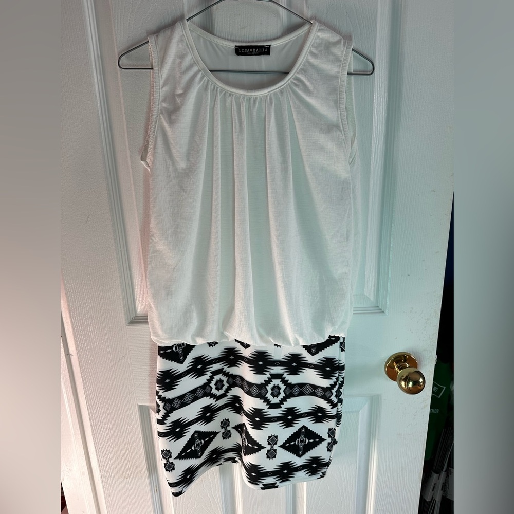 Lisa Bakia white and Aztec print dress. 👗